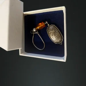 Χειροποίητο ασημένιο 925 μπρελόκ με κεχριμπάρι και σκαλιστή καλλιτεχνική παράσταση