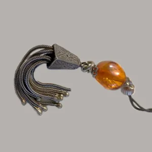 Χειροποίητο κομπολόι από ατόφιο κεχριμπάρι Βαλτικής με ασημένια φούντα 925 και βελούδινη θήκη