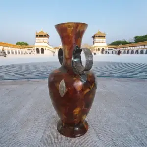 Διακοσμητικός αμφορέας από συνθετικό κεχριμπάρι με μεταλλικούς κρίκους και ένθετα, σε ρετρό στυλ